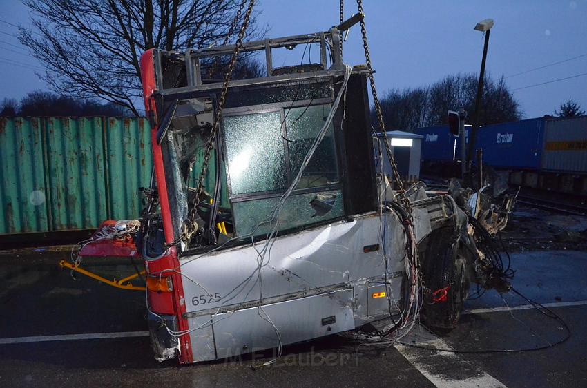 Schwerer VU Bus Zug Düsseldorf P544.JPG